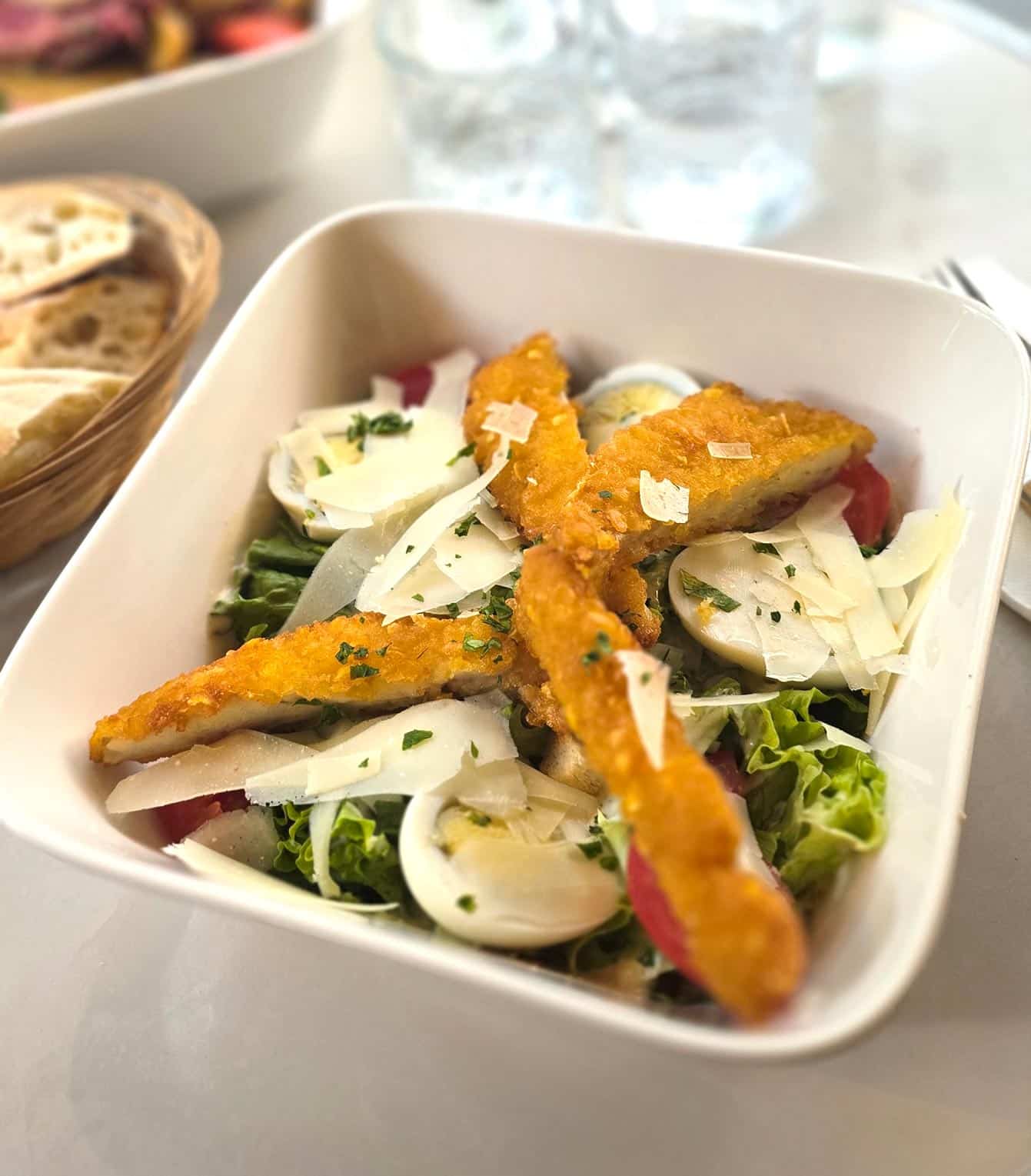 La salade César (poulet croustillant, oeuf dur, salade verte, croutons, parmesan et sa sauce césar)