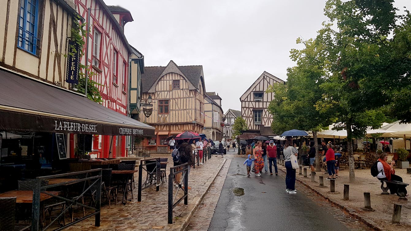 A droite, la place du Châtel, à Provins