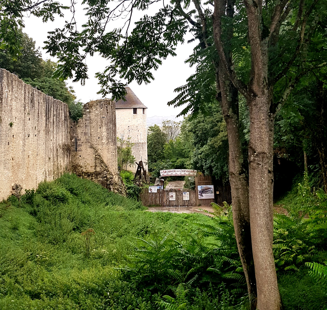 Devant l'animation  "La légende des chevaliers" 
