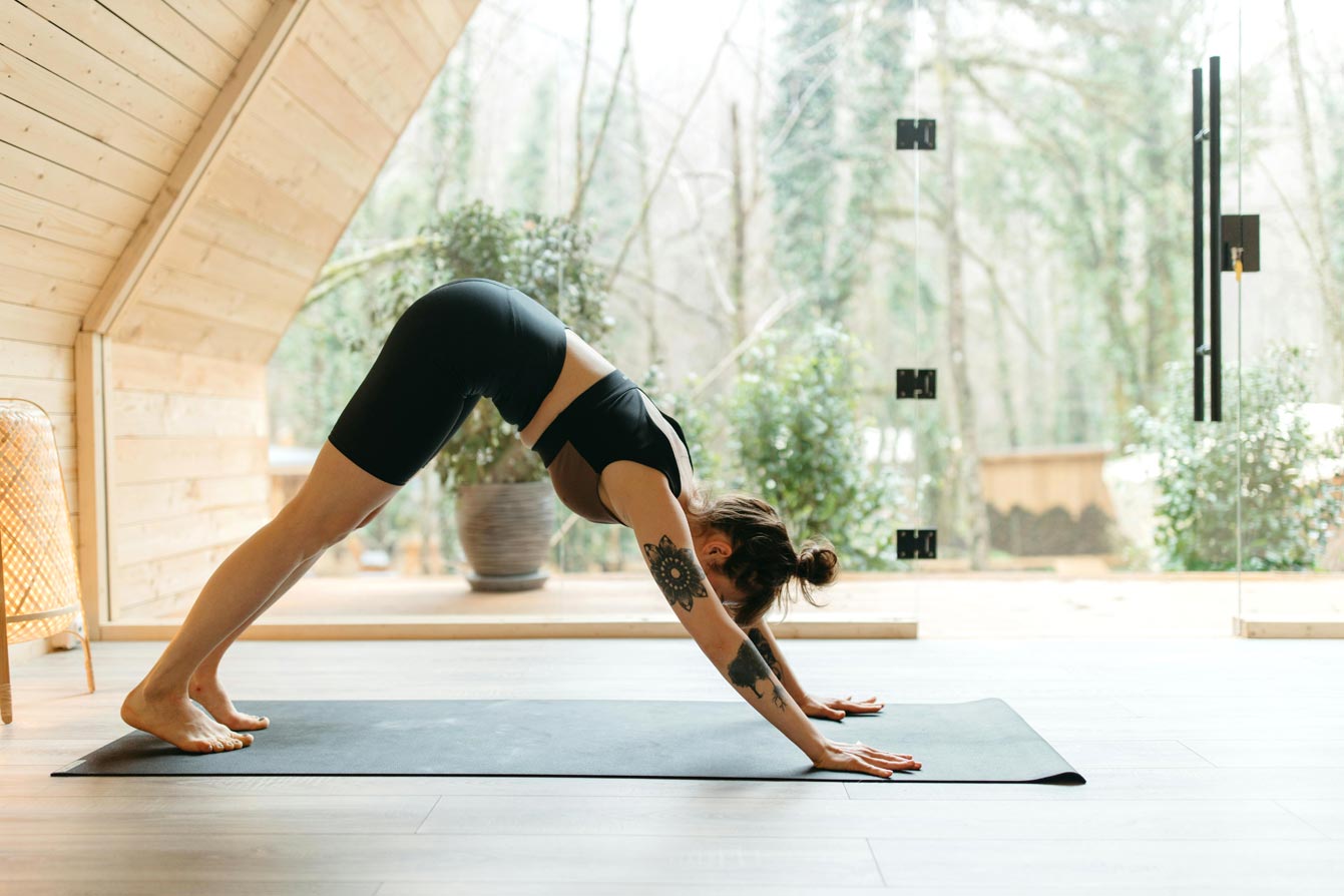 Femme réalisant une posture de yoga