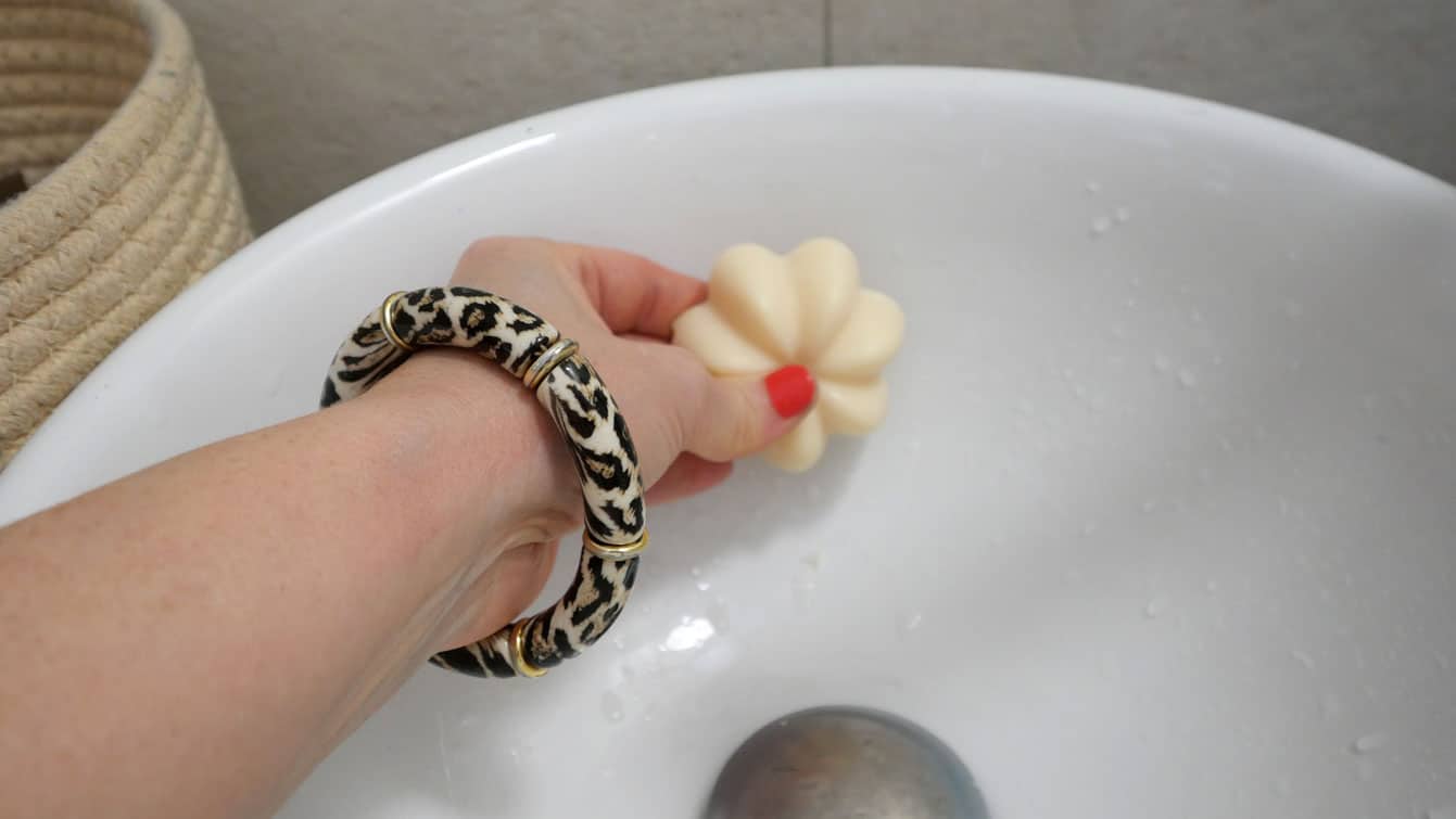 Mise en scène avec les savons Umaï et le porte-savon aimanté