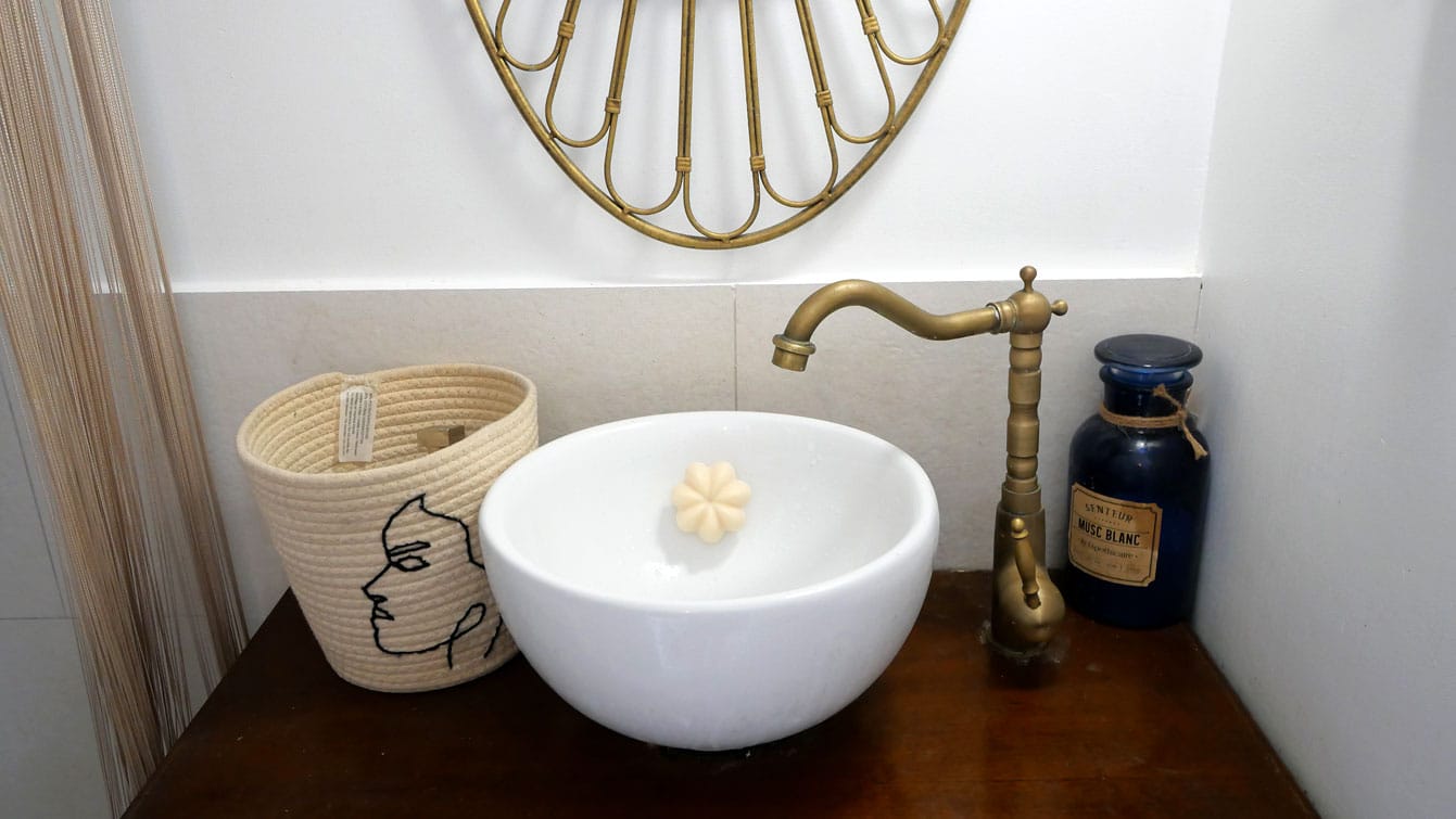 Mise en scène avec les savons Umaï  sur un lavabo
