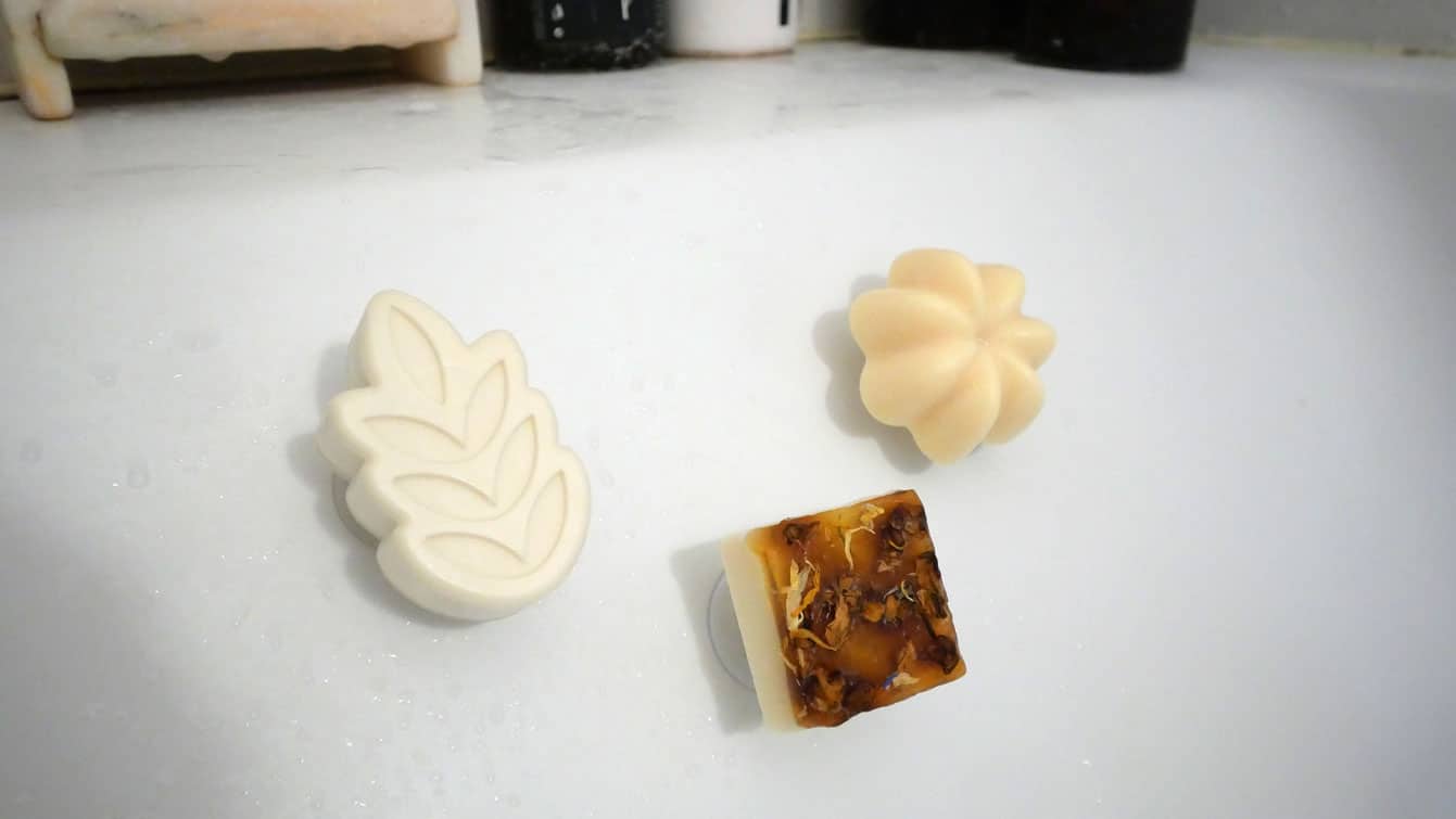 Mise en scène avec les savons Umaï et savon artisanal